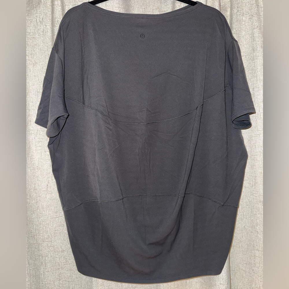 Lululemon Back in Action Short Sleeve - Picture 2 of 3